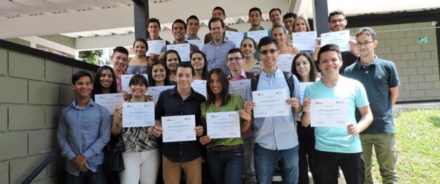 En ceremonia de las Becas Cemex, 21 estudiantes de la Universidad de Ibagué recibieron el apoyo económico para el semestre B de 2016.