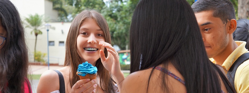 Desde las 8:00 de la mañana, la comunidad universitaria respondió a la celebración, y al ir y venir de risas, historias y cup cakes unos a otros se contaron por qué estar orgullosos de ser Unibagué. Con las sonrisas azules y blancas, todos uniformaron su alegría.