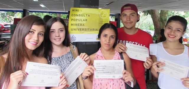 Estudiantes en miniconsulta popular Unibagué 2016