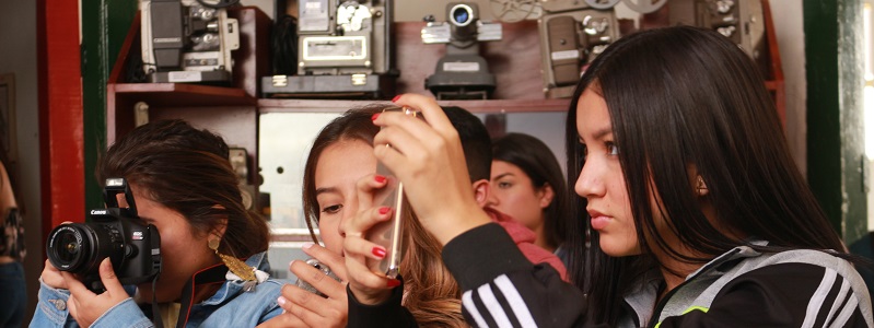 Estudiantes de Comunicación Social y Periodismo en el Museo de Historia Audiovisual del Quindío