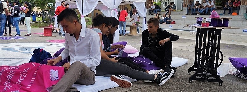 Ocho derechos que se articularon y toda una comunidad que dio sus mejores puntadas. En eso consistió la jornada #CobijaSusDerechos, en la Universidad de Ibagué.